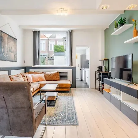 Large Family House Алкмар